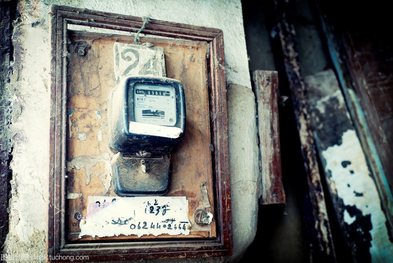 特寫的電表在土耳其氈帽建筑物的入口摩洛哥非洲。